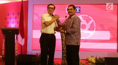 Menkumham Yasonna Laoly berjabat tangan dengan Kepala BNPT Suhardi Alius usai melakukan MoU di gedung Kemenkumham, Jakarta, Kamis (31/5). MoU ini untuk memperkuat kerjasama dalam hal penanggulangan tindak pidana teroris. (Liputan6.com/Herman Zakharia)