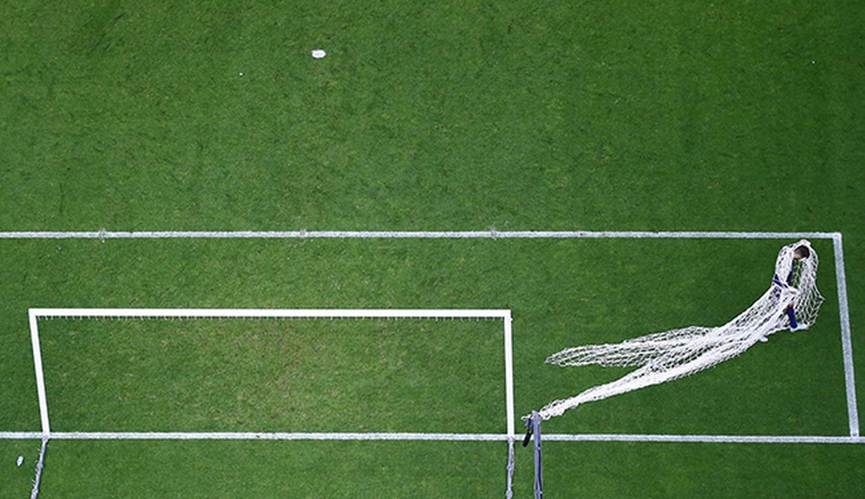 Gerard Pique bek Barcelona memotong jala gawang usai final Liga Champions melawan Juventus  di Olympiastadion, Berlin. (Reuters / Michael Dalder)