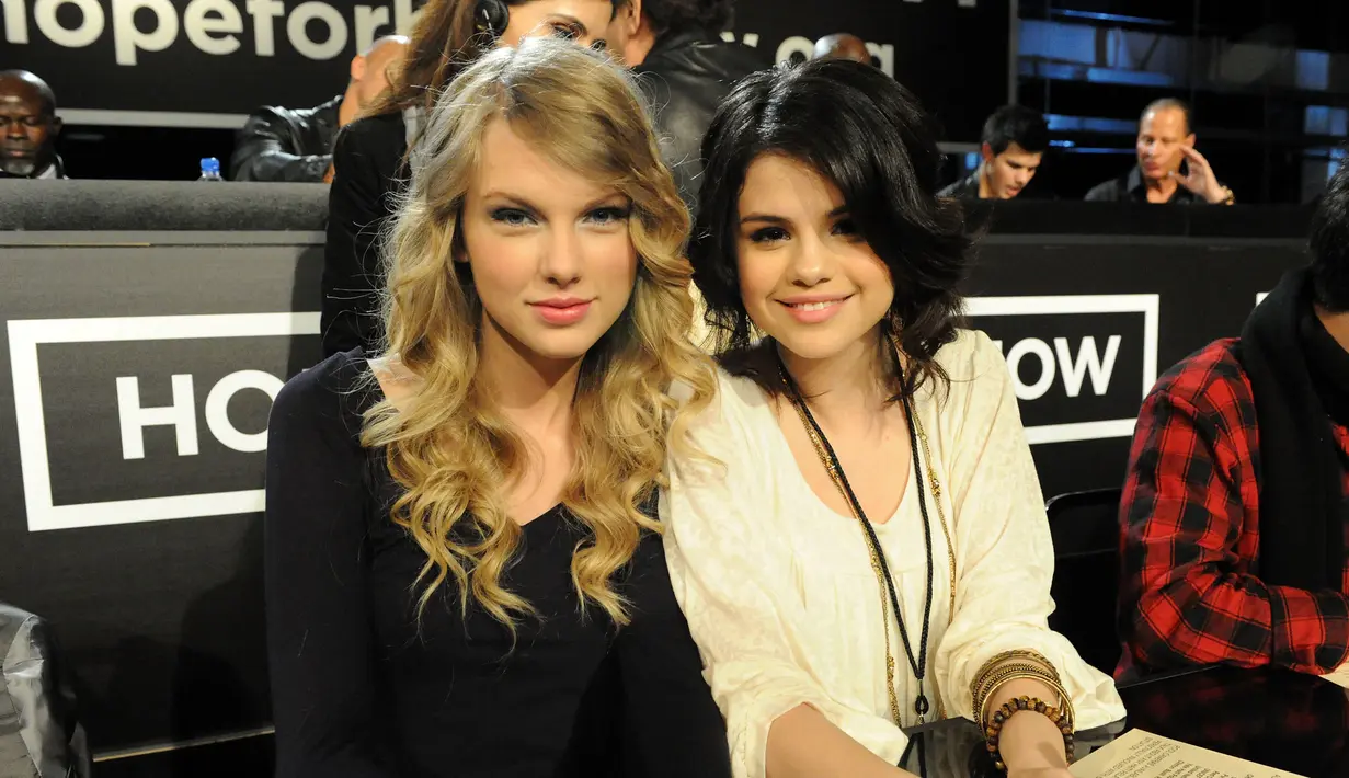 Dalam sebuah video di Instagram, Taylor Swift merekam aktivitas kedua kucingnya. Namun bisa terlihat, foto dirinya dengan Selena pun terpajang dengan rapih. (HANDOUT / GETTY IMAGES NORTH AMERICA / AFP)