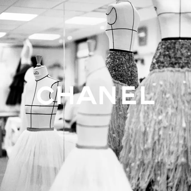 Margaret Qualley Kunjungi Ekshibisi Perdana Gabrielle Chanel. Fashion Manifesto