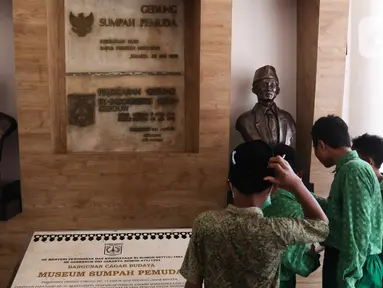 Pelajar mengamati patung pahlawan di Museum Sumpah Pemuda, Jakarta, Kamis (27/10/2022). Jelang peringatan Hari Sumpah Pemuda, museum tersebut ramai dikunjungi pelajar sebagai tujuan wisata edukasi yang memberikan wawasan tentang hari bersejarah ikrar Sumpah Pemuda saat Kongres Pemuda II yang digelar pada 27-28 Oktober 1928. (Liputan6.com/Herman Zakharia)