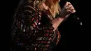 Dalam foto itu Adele mengenakan cardigan berwarna pink dengan gaya rambut yang dibuat lebih berantakan dari biasanya. Ia pun menuliskan keterangan foto dengan mengucapkan terima kasih kepada fansnya. (AFP/Bintang.com)