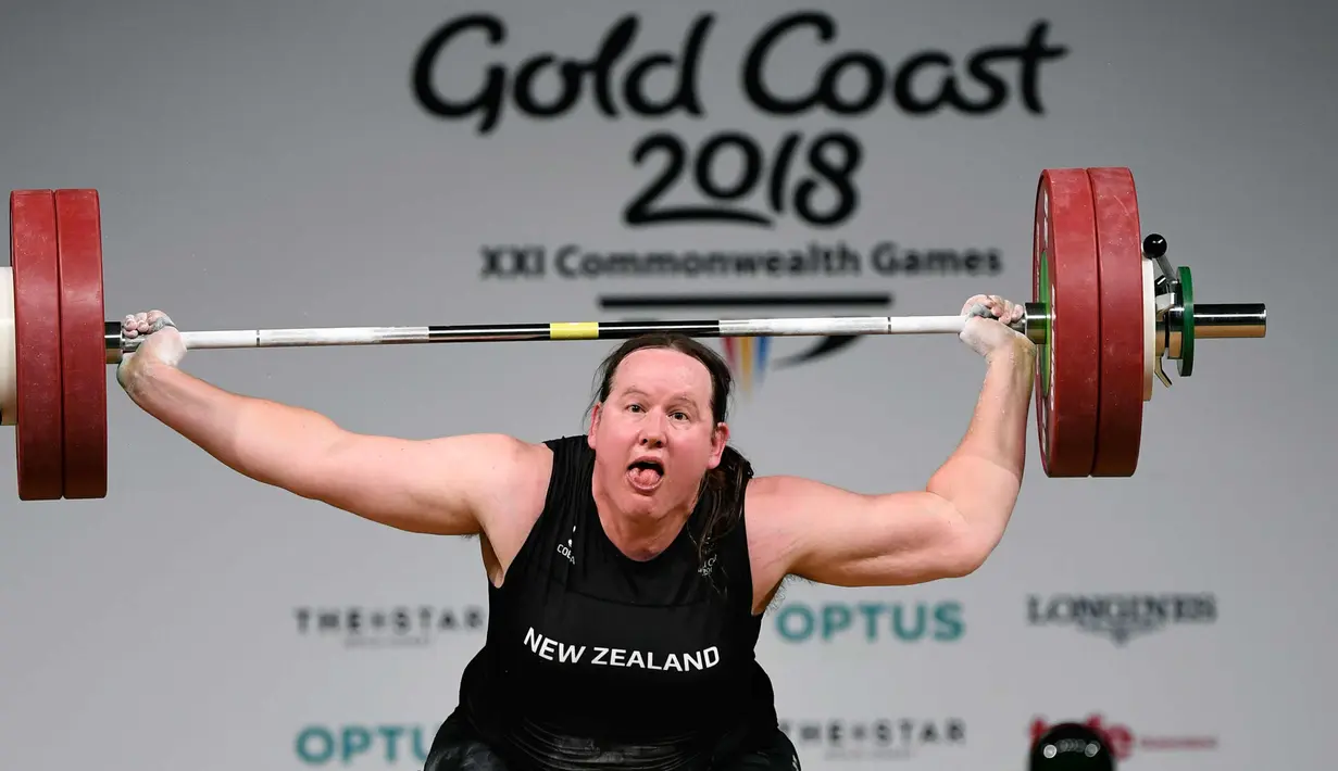 Laurel Hubbard dari Selandia Baru yang merupakan atlet transgender beraksi saat final angkat besi + 90kg putri selama Commonwealth Games 2018 di Carrara Sports Arena di Gold Coast, Australia (9/4). (AFP Photo/William West)