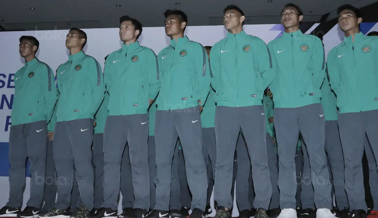 Pemain Timnas Indonesia U-22 saat acara pelepasan di Makostrad, Jakarta, Kamis (10/8/2017). PSSI resmi melepas para atlet untuk berlaga di Sea Games 2017 Malaysia. (Bola.com/M Iqbal Ichsan)