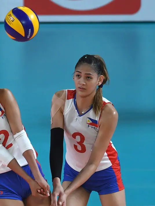 Atlet voli Filipina, Alyja Daphne Santiago menyambut bola saat bertanding melawan Kazakhstan di Asian Games 2018 di Jakarta, Jumat (31/8). (AFP PHOTO/AAMIR QURESHI)