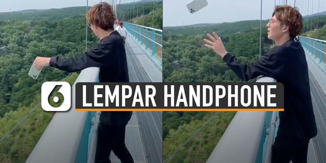 VIDEO: Pria Bermain Lempar Handphone di Atas Jembatan Bikin Deg-degan