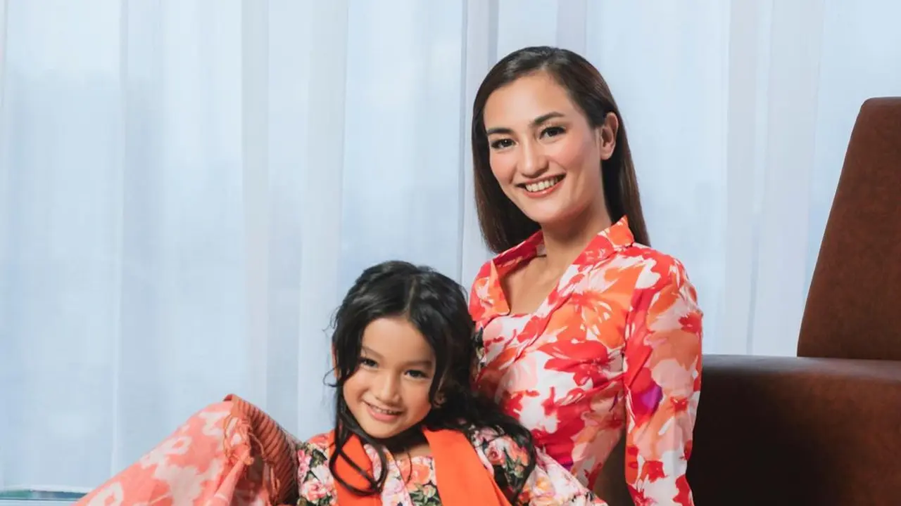 [Fimela] Salma anak Rio Dewanto - Atiqah Hasiholan