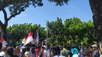 Dua kelompok massa pendukung Anies Baswedan dan yang kontra berunjuk rasa di depan Kantor Balai Kota DKI Jakarta. (Liputan6.com/Ika Defianti)