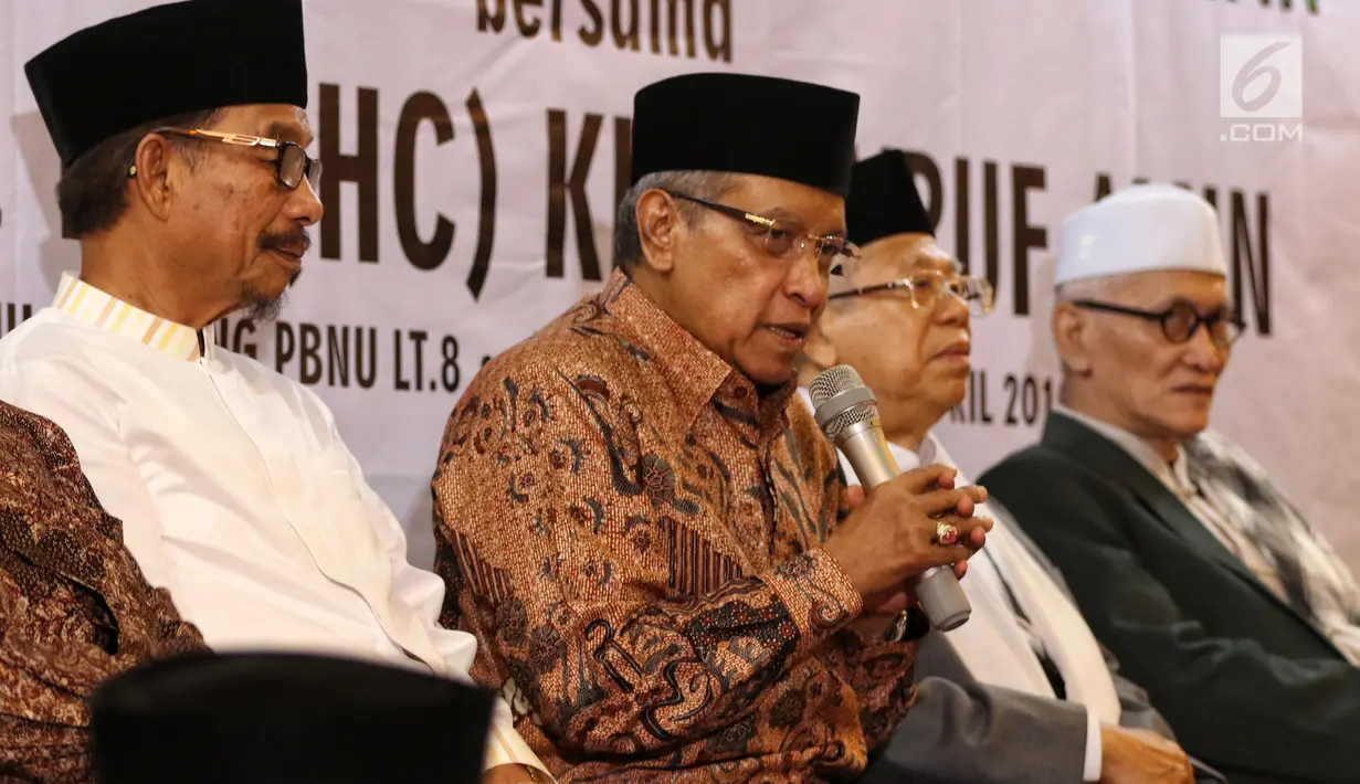 Ketua PBNU Said Aqiel Siradj memberi sambutan saat melakukan pertemuan silaturahim di Gedung PBNU, Jakarta, Senin (22/4). Pertemuan tersebut membahas penyampaian gagasan kebangsaan pengurus besar Nahdlatul Ulama. (Liputan6.com/Johan Tallo)