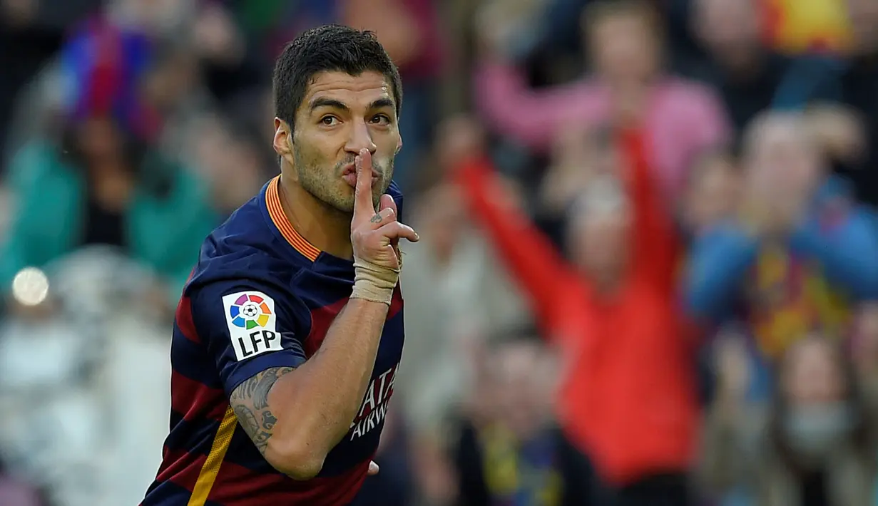 Ekspresi Luis Suarez setelah mencetak gol ke gawang Real Sociedad, Geronimo Rulli, dalam lanjutan La Liga Spanyol di Stadion Camp Nou, Barcelona, Sabtu (28/11/2015). (AFP/Lluis Gene)