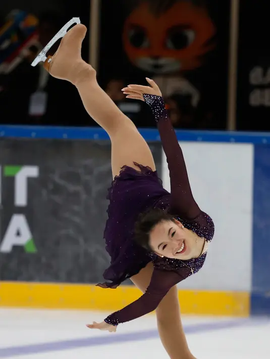 Aksi atlet Ice Skating asal Singapura Chloe Xuanling saat berlaga di Senior Ladies Free Skating pada SEA Games 2017 di Shah Alam, Malaysia, (27/8). (AP Photo / Vincent Thian)