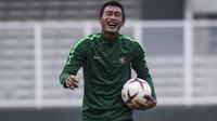 Pemain Timnas Indonesia, Hansamu Yama, tertawa saat latihan di Stadion Madya, Jakarta, Minggu (11/11). Latihan ini persiapan jelang laga Piala AFF 2018 melawan Timor Leste. (Bola.com/Vitalis Yogi Trisna)