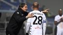 Pelatih Benevento, Filippo Inzaghi, memberi instruksi kepada pemainnya, gelandang Pasquale Schiattarella, dalam laga lanjutan Liga Italia Serie A 2020/21 pekan ke-11 di Mapei Stadium, Jumat (11/12/2020). Benevento kalah 0-1 dari Sassuolo. (LaPresse via AP/Massimo Paolone)