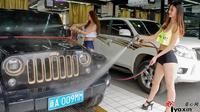 Gadis-gadis ini dengan cekatan dan terampil mengusap mobil dan menyemprotkan air menggunakan alat steam.