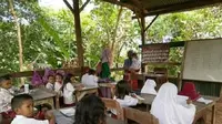 Tujuh tahun berjalan, sekolah tempat 13 anak dusun di Gowa itu mengejar mimpi masih juga hanya terdiri satu kelas dan tanpa buku pelajaran. (Liputan6.com/Eka Hakim)