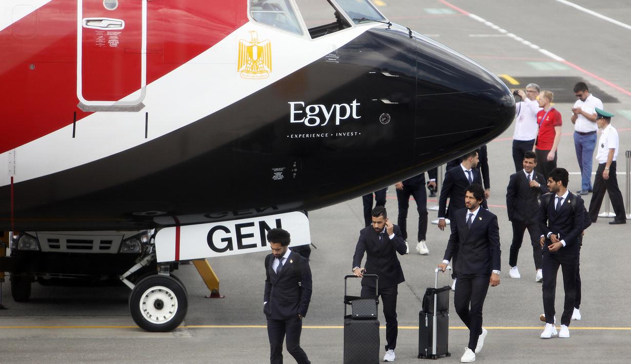 Para pemain Mesir saat tiba di Bandara Grozny, Chechnya, Minggu (10/6/2018). Pada Piala Dunia 2018, Mesir tergabung di Grup A bersama Rusia, Uruguay dan Arab Saudi. (AP/Musa Sadulayev)