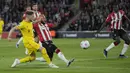 Gelandang Liverpool, Harvey Elliott berebut bola dengan pemain Southampton, Nathan Redmond  pada pertandingan lanjutan Liga Inggris di Stadion St. Mary di Southampton, Inggris, Rabu (18/5/2022). Liverpool menang tipis atas Southampton 2-1. (AP Photo/Frank Augstein)