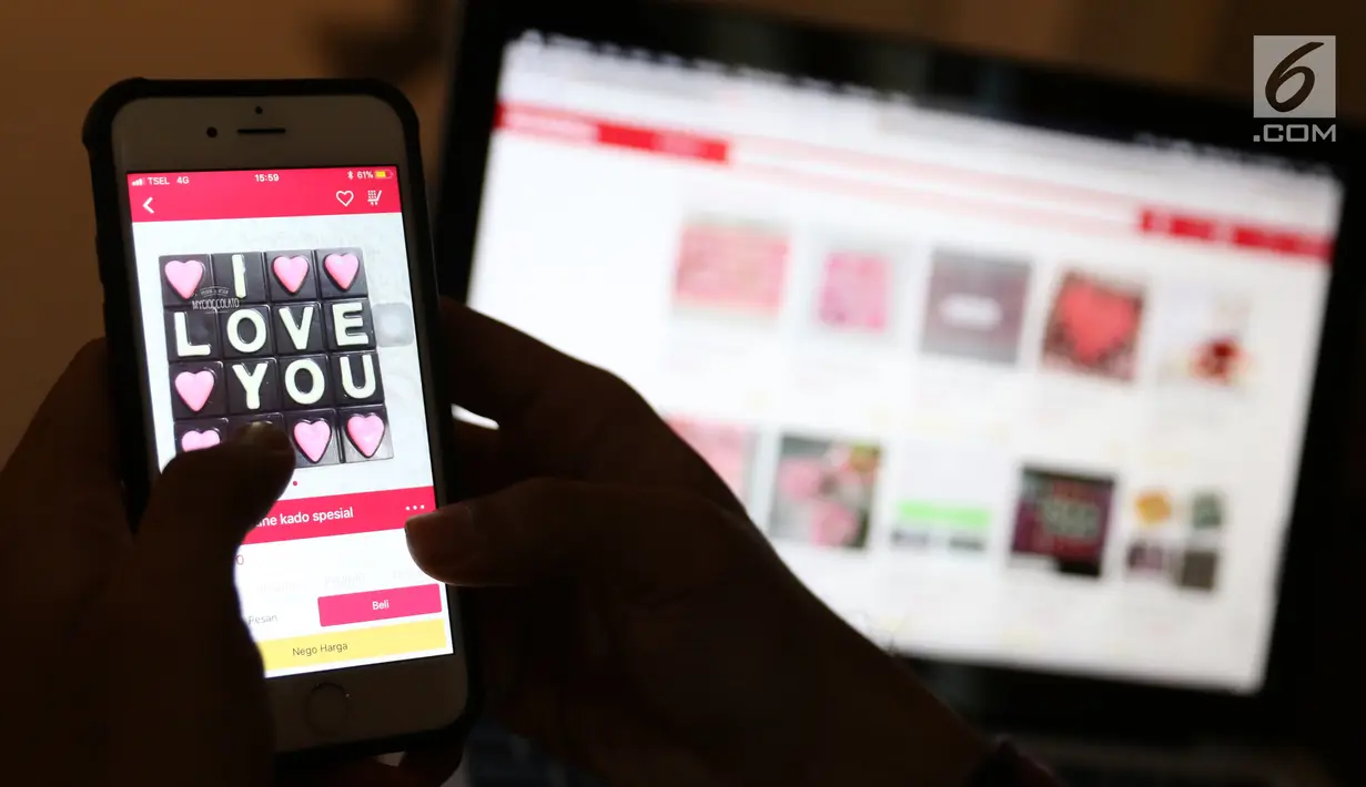 Pelanggan memilih cokelat di situs belanja online, Jakarta, Rabu (14/2). Cokelat menjadi hadiah favorit bagi mereka yang merayakan Hari Valentine. (Liputan6.com/Immanuel Antonius)
