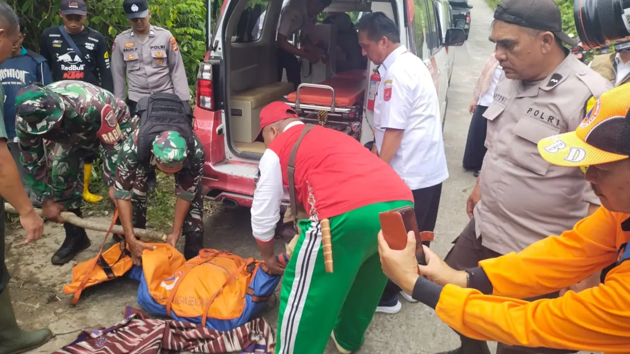 Evakuasi jasad petani kopi yang tewas diduga dimangsa harimau di Lampung Barat, pinggang-kaki korban hilang. Foto : (Istimewa).