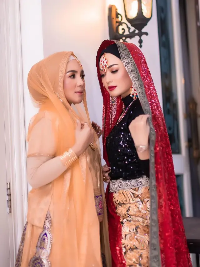 7 Potret Imel PC Saat Arisan Ini Bergaya Bak Seleb Bollywood