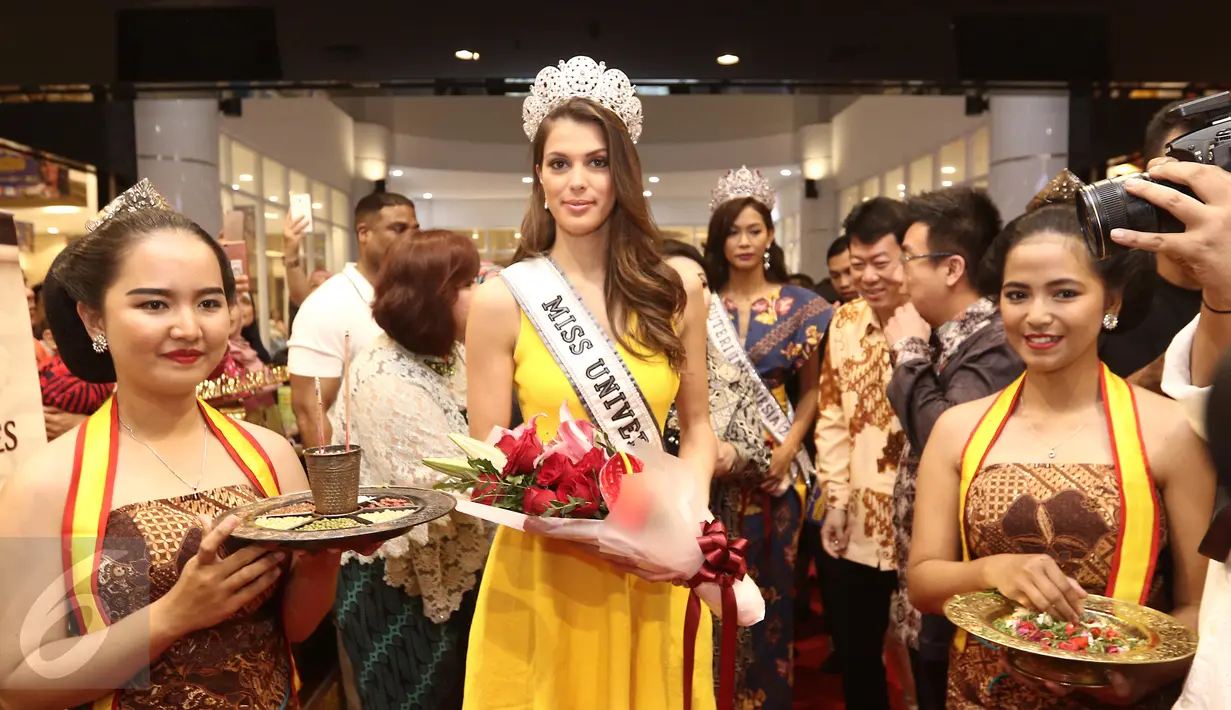 Miss Universe 2016, Iris Mittenaere saat tiba di kawasan Pramuka untuk pembukaan House of Mustika Ratu, Jakarta, Sabtu (1/4). (Liputan6.com/Herman Zakharia)
