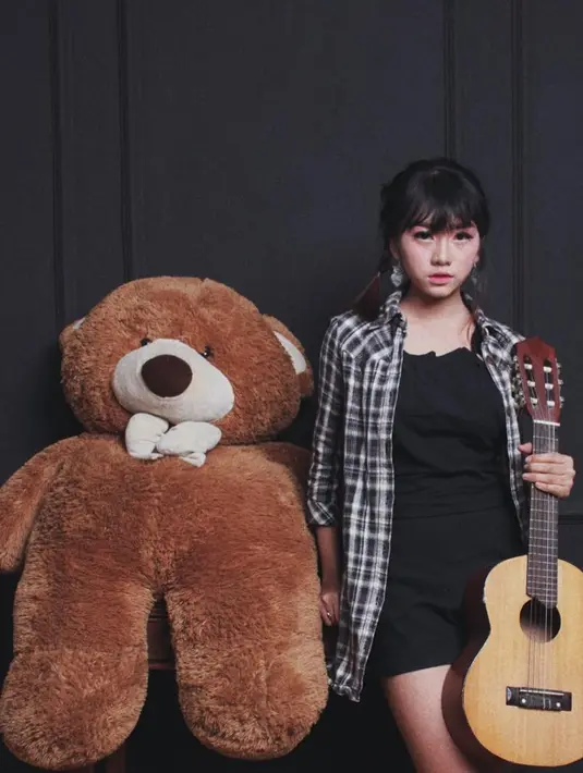 Ghea Indrawari memang sosok perempuan yang mencintai dunia seni, bahkan ia rela meninggalkan keluarganya untuk menimba ilmu di jurusan seni di Yogyakarta. Dan ia bisa membuktikan keberhasilannya dalam musik. (Instagram/gheaindrawari)