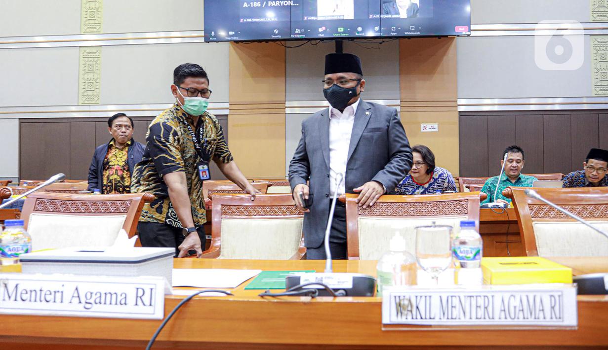 Menteri Agama Yaqut Cholil Qoumas (kanan) tiba untuk mengikuti rapat kerja dengan Komisi VIII DPR RI di Gedung Parlemen, Jakarta, Kamis (19/1/2023). Rapat kerja membahas kinerja penyelenggaraan ibadah Haji. (Liputan6.com/Faizal Fanani)
