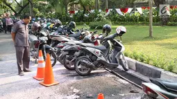Lokasi kejadian sepeda motor yang meledak di parkiran Kemlu, Jakarta, Rabu (7/8/2019). Ledakan motor tersebut di duga akibat konsleting. Dalam kejadian tersebut beberapa motor ikut terbakar akibat terparkir bersebelahan. (Liputan6.com/Angga Yuniar)