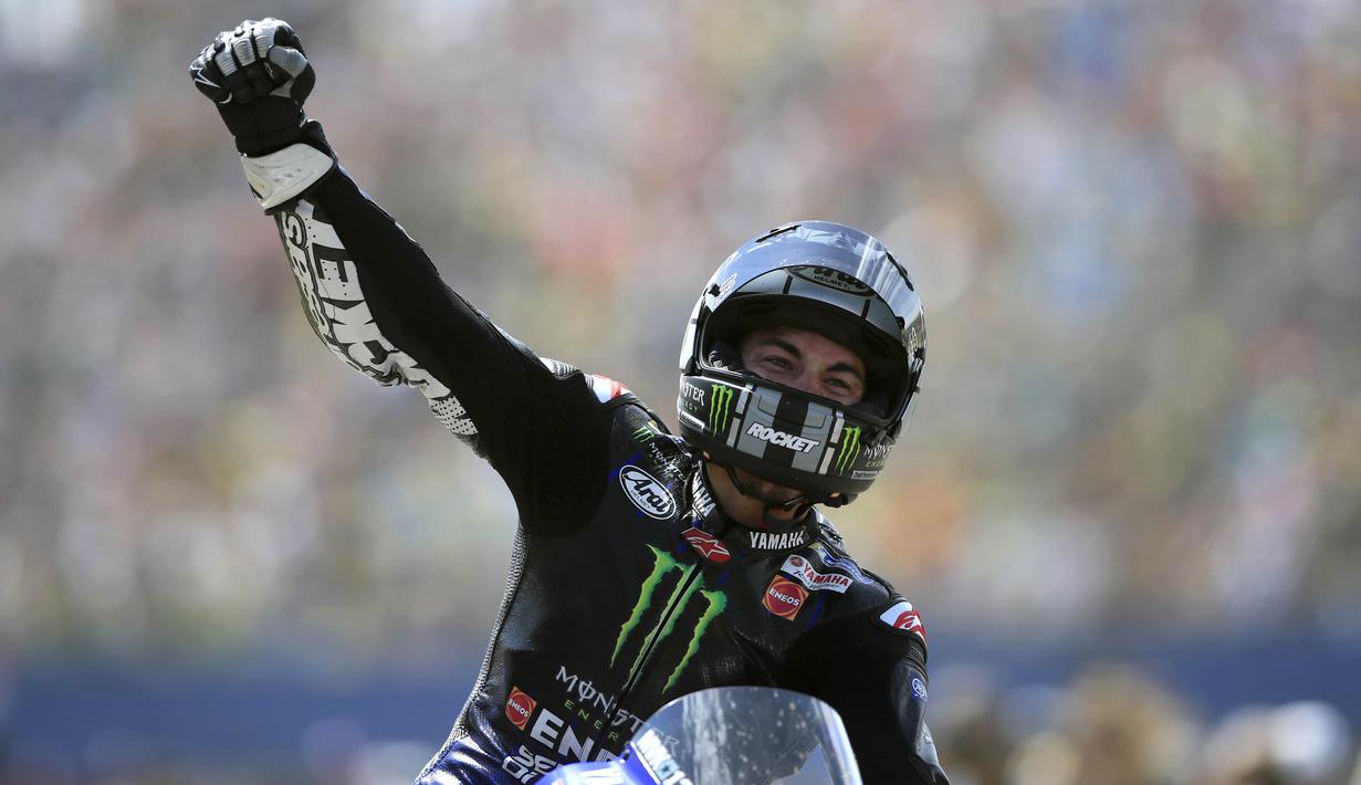 Pebalap Yamaha, Maverick Vinales, melakukan selebrasi usai menjuarai MotoGP Belanda di Sirkuit Assen, Belanda, Minggu (30/6/2019). Vinales sukses menjadi juara dengan catatan waktu 40 menit 55,415 detik. (AP//Peter Dejong)