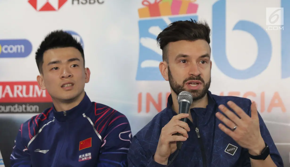 Pebulutangkis asal Inggris, Chris Langridge (kanan) bersama Zheng Siwei (Tiongkok) saat memberi keterangan terkait kesiapan berlaga di Istora Senayan Jakarta, Senin (15/7/2019). Indonesia Open 2019 akan dihelat pada 16-21 Juli 2019. (Liputan6.com/Helmi Fithriansyah)