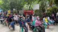 Antrean warga yang mengikuti vaksinasi massal di Puskesmas Bojong Rawalumbu, Kota Bekasi. (Liputan6.com/Bam Sinulingga)