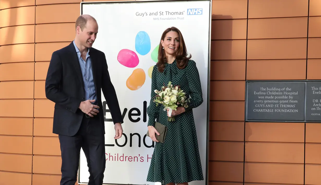 Kate Middleton dan suaminya Pangeran William saat mengunjungi RS Anak Evelina di London, Inggris, (11/12). Kunjungan Kate dan William untuk menyambut ulang tahun ke-150 tahun rumah sakit tersebut. (Chris Jackson/Pool via AP)