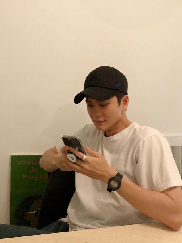 Resmi Jalani Wajib Militer, Ini 6 Potret Kang Tae Oh dengan Kepala