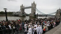 Sejumlah komunitas muslim menghadiri acara penghormatan bagi korban teror di Potters Field Park, London, Senin (5/6). Mereka mengenang dan mendoakan korban serangan teror di London Bridge dan Borough Market yang menewaskan 7 orang (DANIEL LEAL-OLIVAS/AFP)