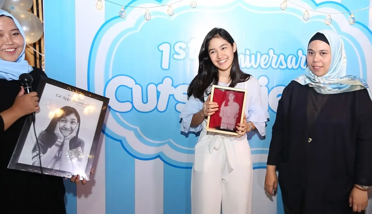 Senyum bahagia pun tak lepas dari wajah Cut Syifa yang merasa bersyukur atas dukungan penggemarnya selama ia berkiprah di dunia hiburan. (Bambang E. Ros/Bintang.com)