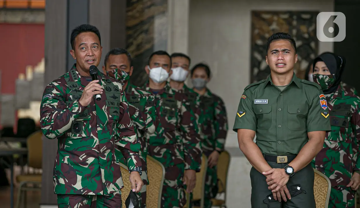 KSAD Jenderal TNI Andika Perkasa (kiri) memberi sambutan saat Aprilia Manganang berubah nama jadi Aprilio Perkasa Manganang, Mabes AD, Jakarta, Jumat (19/3/2021). PN Tondano resmi mengabulkan permohonan pengubahan nama Aprilia Manganang menjadi Aprilio Perkasa Manganang. (Liputan6.com/Faizal Fanani)