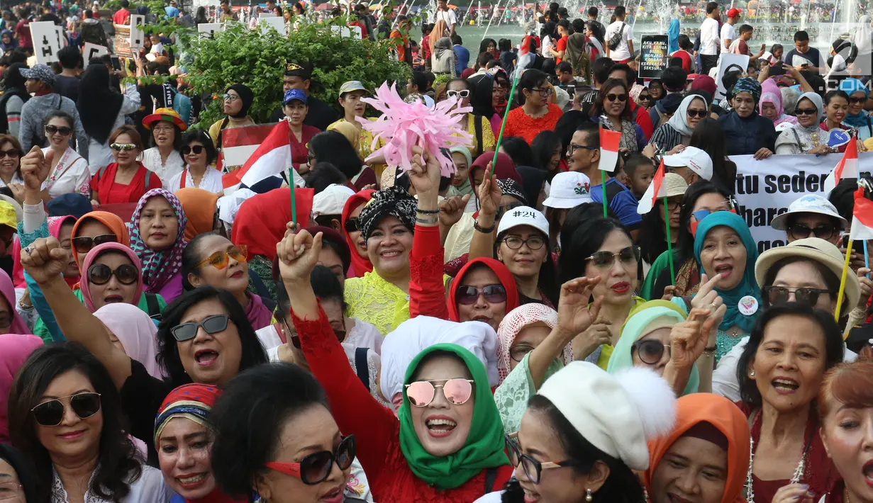 Ratusan emak-emak dari masyarakat pencinta kebaya dan sarung Indonesia saat mengikuti parade di Bundaran HI, Jakarta, Minggu (28/7/2019). Parade tersebut bertujuan untuk mengajak masyarakat agar mencintai busana tradisional khas Indonesia. (Liputan6.com/Angga Yuniar)