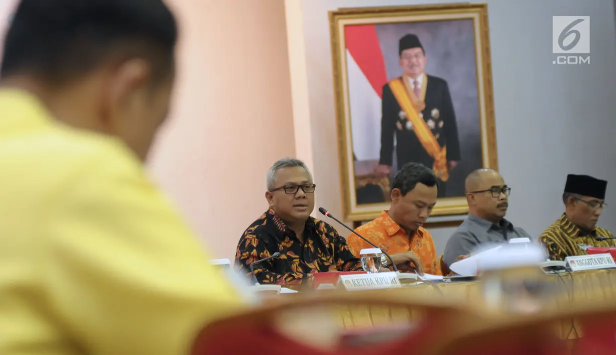 Ketua KPU, Arief Budiman (kedua kiri) menyampaikan Uji Publik Rancangan Peraturan KPU terkait Pemilu 2019 di Jakarta, Senin (19/3). Uji Publik diikuti perwakilan dari partai poltik peserta Pemilu 2019, LSM, dan PPATK. (Liputan6.com/Helmi Fithriansyah)
