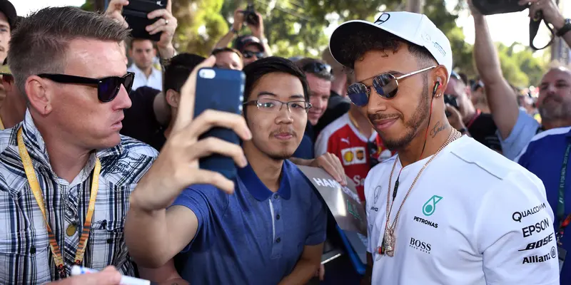 20170324-Penggemar Berburu Selfie dengan Para Pembalap F1-AFP