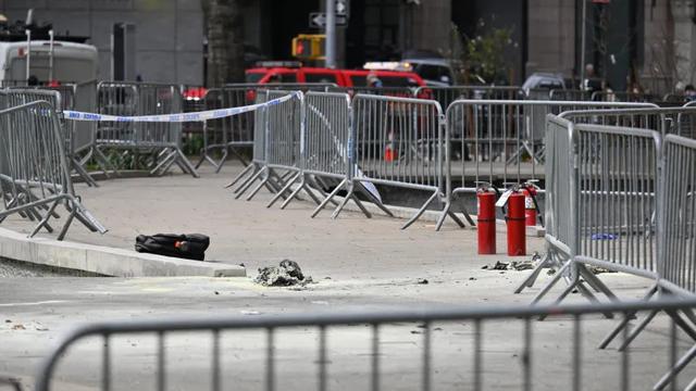 Lokasi seorang pria membakar dirinya di luar persidangan Donald Trump di New York City. [Angela Weiss/AFP]