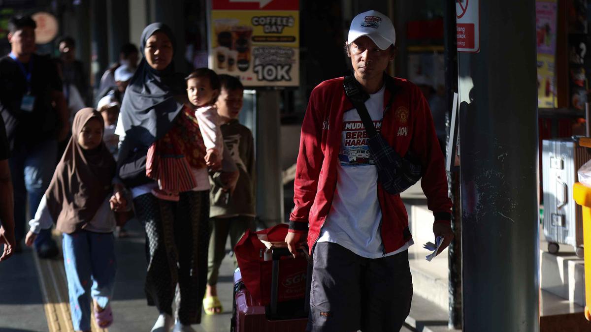Hari Raya Idul Fitri Kian Dekat, Ribuan Pemudik Padati Stasiun Pasar Senen Jakarta