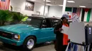 Seorang wanita memberikan suaranya di sebuah showroom mobil, Sam's Auto Sales, yang dijadikan lokasi tempat pemungutan suara (TPS) pemilihan presiden Amerika Serikat (Pilpres AS) di Chicago, Illinois, Selasa (8/11). (REUTERS/Jim Young)