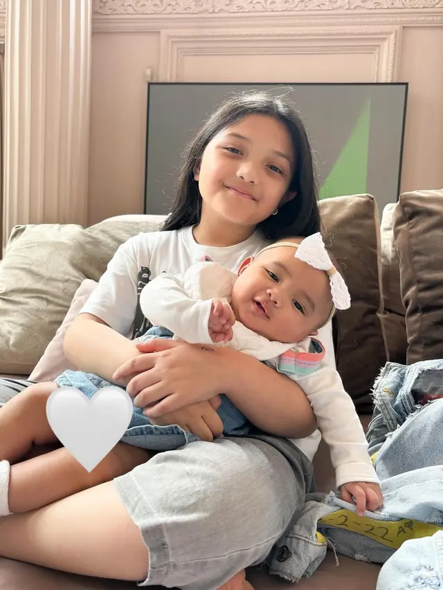 Potret Arsy saat momong Baby Azura (Sumber: Instagram/@quenarsy)