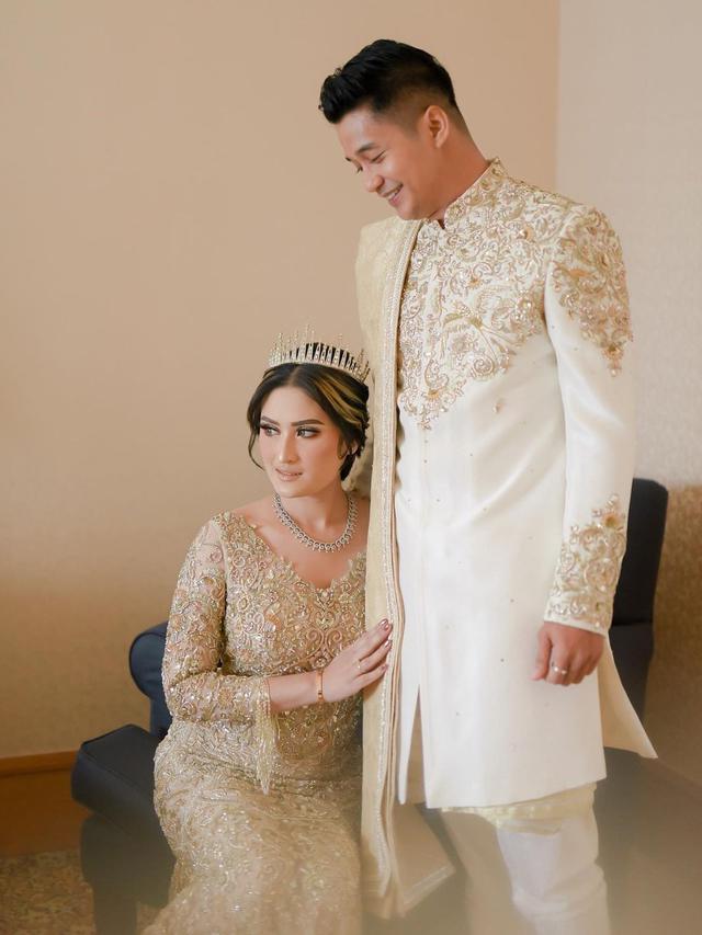 6 Potret Adly Fairuz dan Angbeen Rishi di Syukuran Khitanan Anak, Tampil Serasi