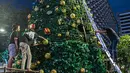Pekerja menyelesaikan pembuatan Pohon Natal di Thamrin 10, Jakarta, Selasa (22/12/2020). Pohon Natal akan dipasang pada 23 Desember hingga 1 Januari mendatang. (Liputan6.com/Faizal Fanani)