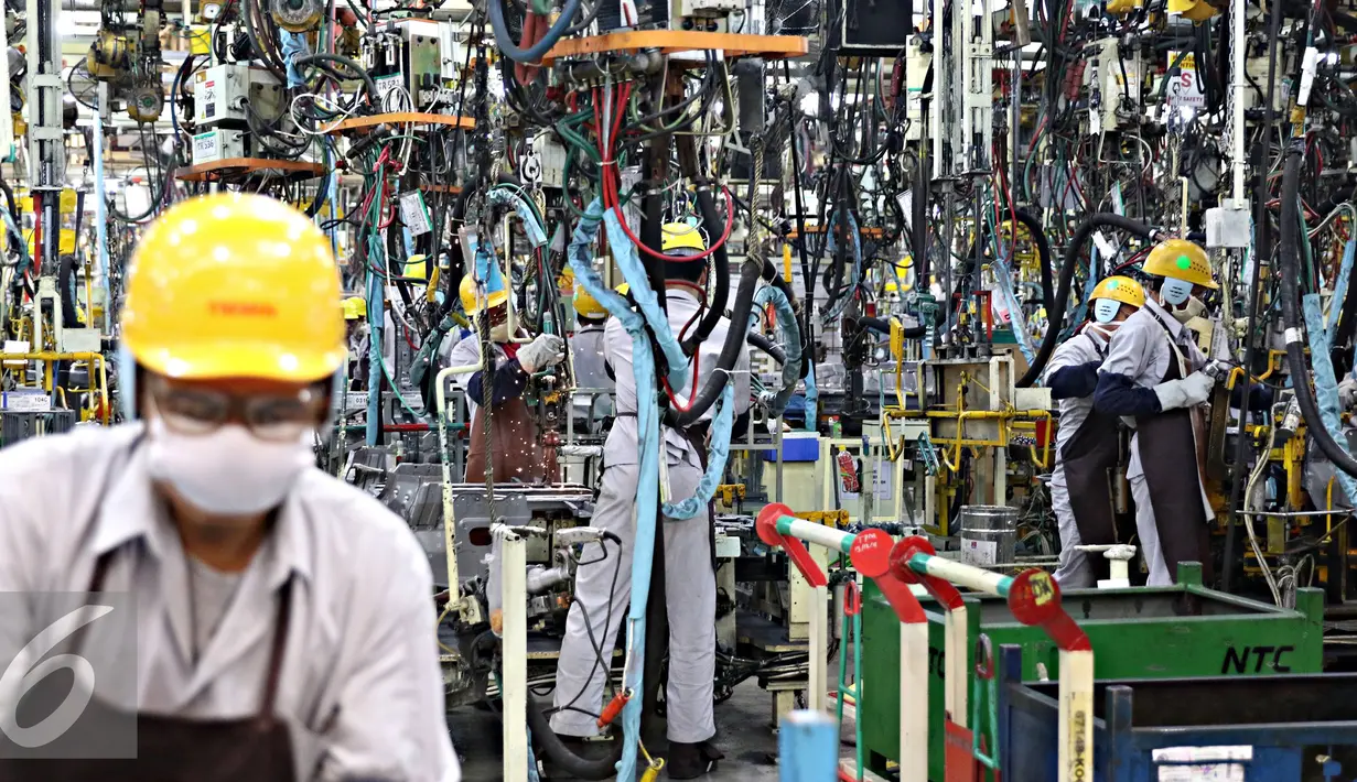 Sejumlah Pekerja menyelesaikan pembuatan mobil di pabrik Karawang 1 PT Toyota Motor Manufacturing Indonesia, Jawa Barat, Selasa (26/1). Untuk The All New Fortuner sendiri, kandungan lokal produk mencapai 75%. (Liputan6.com/Immanuel Antonius)