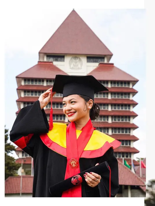 Pemeran Amalia Nuril Aqmarina resmi meraih gelar Sarjana Hukum. Melalui akun instagramnya, pemeran dalam film Suami-Suami Takut Istri the Movie itu membagikan momen saat wisuda. [Instagram/amelcarla]