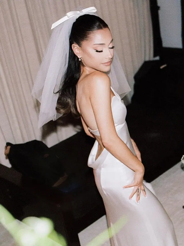 Akhirnya Dipublikasikan, Ini 6 Momen Pernikahan Ariana Grande dan Dalton Gomez