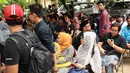 Sejumlah keluarga dan kerabat mendatangi rumah duka almarhum Didi Widiatmoko atau lebih akrab disapa Didi Petet di kawasan Ciputat, Tangsel, Jumat (15/5/2015). Didi Petet meninggal di usia 58 Tahun. (Liputan6.com/Helmi Afandi)