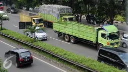 Kendaraan pengangkut melintas di JORR sekitar TB Simatupang, Jakarta, Selasa (6/9). Jelang perayaan Idul Adha 1437 H, Kemenhub melarang pengoperasian kendaraan pengangkut mulai 9 hingga 12 September 2016 mendatang. (Liputan6.com/Helmi Fithriansyah)
